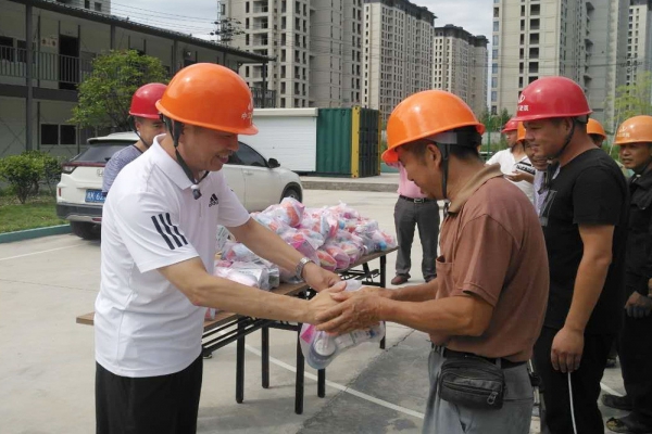 市建設(shè)局、市建筑業(yè)協(xié)會(huì)領(lǐng)導(dǎo)親臨現(xiàn)場(chǎng)慰問(wèn)一線工人